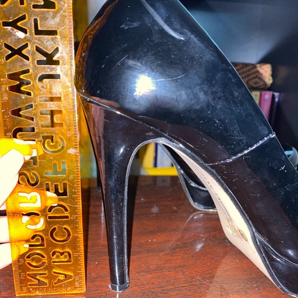 Black pump heels - Picture 6 of 10